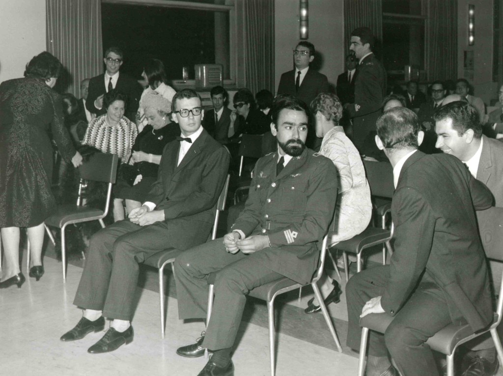 La premiazione dei partecipanti alla spedizionecome "Azzurri d'Italia". In prima fila Guido Saiza e Antonio Mariani. Dietro si riconoscono Paolo Befani, Demetro De Stefano, Nicola Ferri, Renato Testa e Andrea Maniscalco. Archivio Paolo Befani.